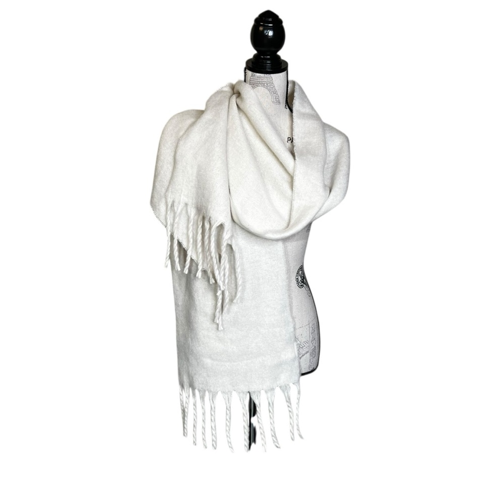 GAP 14”x85”‎ Ivory Fringe Cozy Wrap Scarf